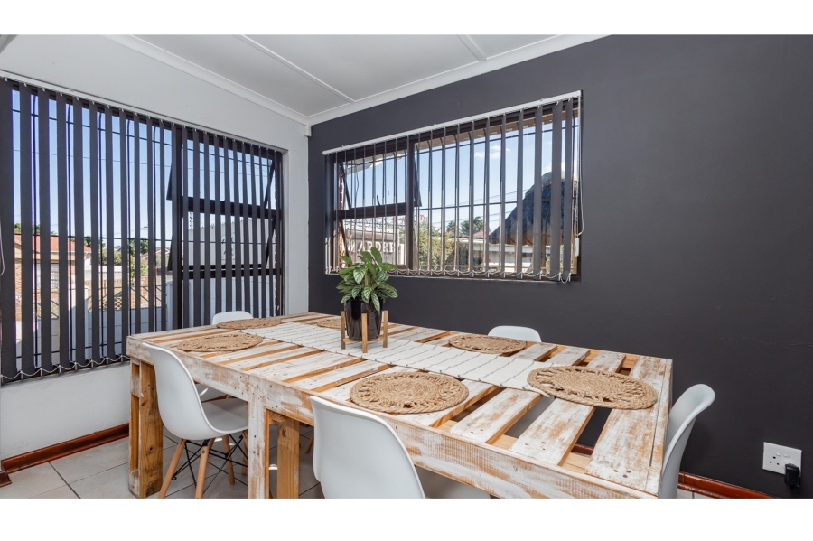 5 Bedroom Property for Sale in Avondale Western Cape